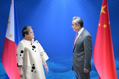 Wang Yi, con su homóloga filipina Theresa Lazaro.