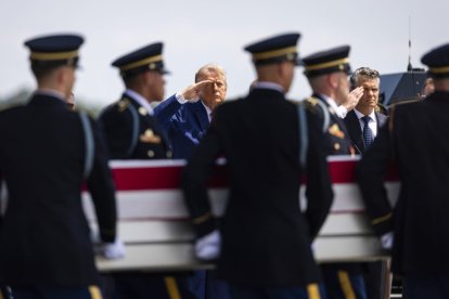 Donald Trump y Pete Hegseth presentn sus respetos ante el féretro del sargento Angel Rampersad.