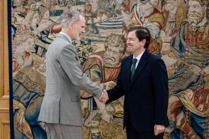 El Rey Felipe VI (i) recibe en audiencia al presidente de la Junta de Castilla y León, Alfonso Fernández Mañueco (d), en el Palacio de la Zarzuela, a 2 de julio de 2026, en Madrid (España). La audiencia tiene lugar tras la reciente reelección de Alfonso F.