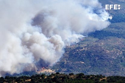 Vista del incendio que afecta a Burgohondo (Ávila) visto desde la localidad abulense de Navalmoral. EFE/Raúl Sanchidrián.