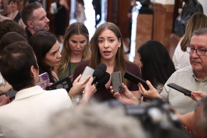 La portavoz del Grupo Popular en el Congreso, Ester Muñoz, ofrece declaraciones a los medios durante la celebración de una sesión extraordinaria del Pleno del Congreso de los Diputados, a 23 de julio de 2026, en Madrid (España). La Cámara Baja se reúne en.