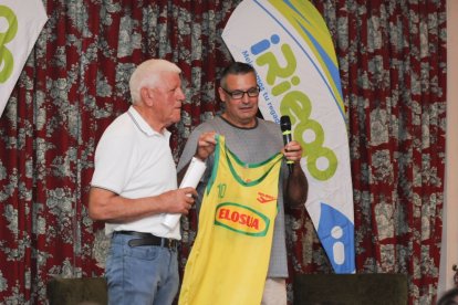 Xavi Fernández con Pepe Estrada y la camiseta del Elosua que defendió con éxito. Y su número, no podía ser otro que el 10.