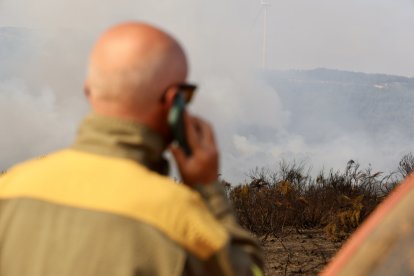 Incendio forestal de Murias de Ponjos (León), en el que la Guardia Civil ha desalojado a 36 personas de Andarraso, Rosales y Folloso.