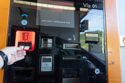 Una persona introduce un ticket en un peaje de la AP - 68, a 21 de julio de 2026, en el País Vasco (España).