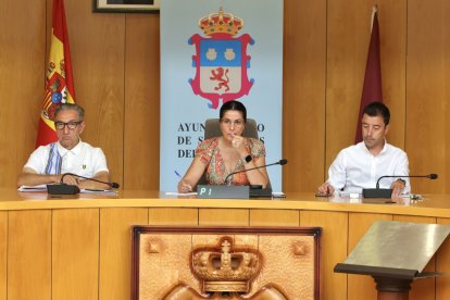 Manuel Romero, Ana Fernández Caurel y Alejandro Calvo, en el pleno de ayer.