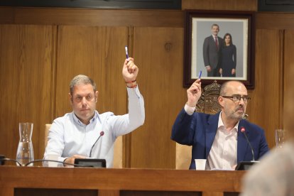 El bercianista IIván Alonso y el popular Marco Morala mostraron de nuevo en el pleno sintonía de colaboración. La imagen es de archivo.