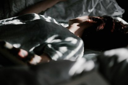 Crear una transición tranquila antes de acostarse puede ayudar a reducir el estado de alerta y preparar el cuerpo para el descanso.
