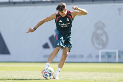 Carlos Espí ya debutó con el Madrid ante la Fiorentina.