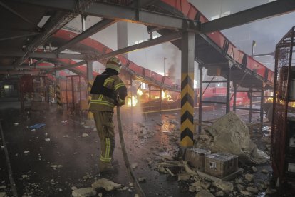 KHARKIV (Ukraine), 02/08/2026.- Ukrainian rescuers work at the site of a Russian drone strike on a postal terminal in a suburb of Kharkiv, Ukraine, 02 August 2026, amid the ongoing Russian invasion. At least one person died as Russia attacked a postal terminal near Kharkiv, according to the head of the Kharkiv Regional State Administration, Oleh Synehubov. (Rusia, Ucrania) EFE/EPA/YEVHEN TITOV