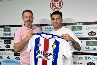 Sergio Molina, a la derecha, en su presentación como nuevo jugador de la SD Ponferradina al lado de José Sietes.