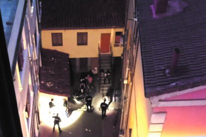 Una de las intervenciones policiales en el patio de la vivienda de Joaquín Costa por peleas y ruido.