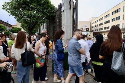 Un grupo de opositores entra a Juan del Enzina para examinarse este junio.