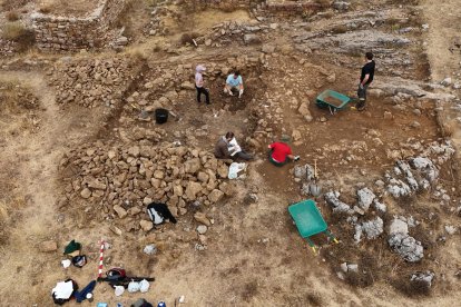 Campaña de excavación arqueológica en el yacimiento de La Peña del Castro (La Ercina), en la provincia de León, durante la campaña de 2025.