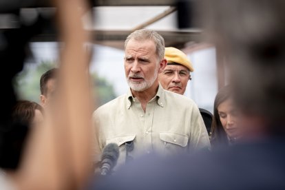El Rey Felipe VI durante la visita a los evacuados por el incendio de la sierra oeste, en el polideportivo La Chopera, a 26 de julio de 2026, en Villamanta, Madrid (España). Los Reyes visitan el centro deportivo para conocer la  situación de los afectados.