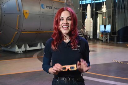 Sara García Alonso explica en un vídeo de la ESA cómo utilizar correctamente las gafas certificadas para observar el eclipse total de Sol del 12 de agosto sin poner en riesgo la vista.