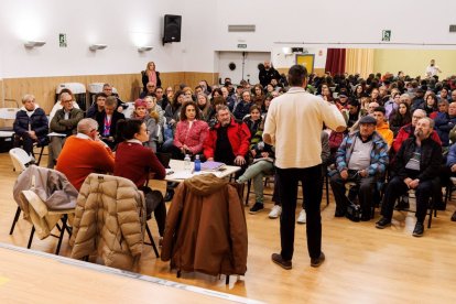 Reunión vecinal que se celebró el pasado mes de abril para abordar la instalación.