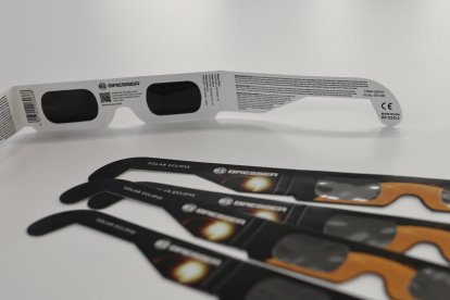 Imagen de unas gafas con filtros específicos para observar el sol con todas las garantías. EFE/Marcos Villaoslada.