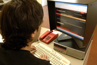 MImagen de archivo de un portal de internet que ofrece productos de Artesanía de Colombia para realizar compras on line. EFE/Paco Torrente.