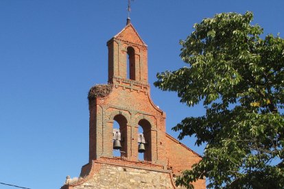 Vista exterior de la torre de la iglesia de Villamejil