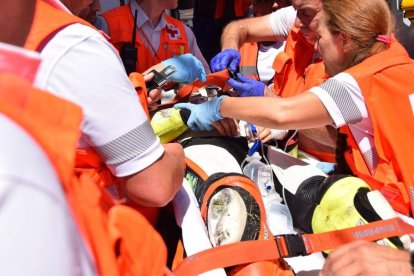 Efectivos de la Cruz Roja atienden al piloto accidentado.