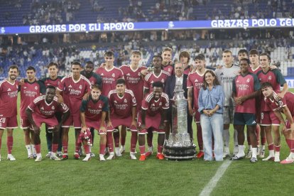 La plantilla del Madrid posa con el trofeo que le acredita campeón del Teresa Herrera.