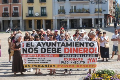 Columbrianos, Peñalba de Santiago y San Clemente de Valdueza se concentran ante el Ayuntamiento de Ponferrada