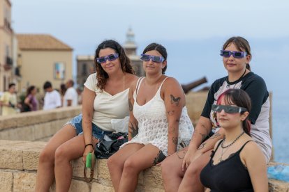 Un grupo de mujeres con gafas para ver el eclipse solar este miércoles en Melilla.