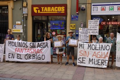 Las pancartas de Asociación de los huertos del Órbigo.