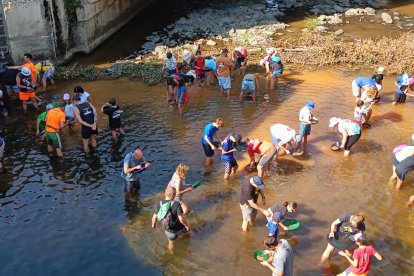 Participantes en el concurso de bateo de oro en Torre del Bierzo.