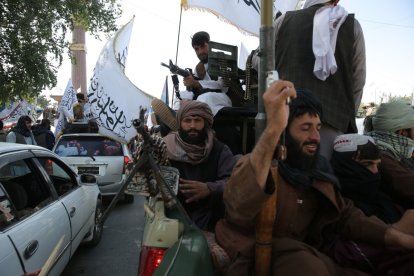 Talibanes celebran el quinto aniversario de la toma del poder, ayer, en Kabul.