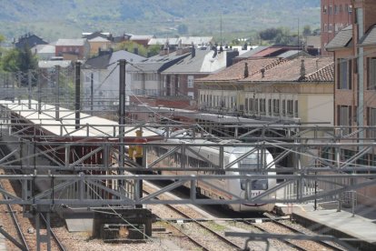 El Intercity en la estación de Ponferrada.