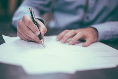 Al heredar una vivienda con hipoteca conviene revisar la documentación y comprobar si el fallecido tenía contratado algún seguro que pudiera cubrir parte o la totalidad de la deuda.