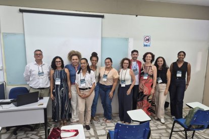 Eduardo Otero Pereira con integrantes de la mesa de debate sobre la ponencia