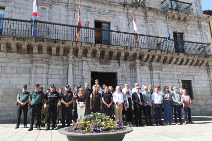 Imagen institucional del minuto de silencio frente al Ayuntamiento de Ponferrada.