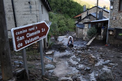 Calles cubiertas de lodo como consecuencia de la riada producida en la tarde del sábado 15 de agosto, a 16 de agosto de 2026, en Manzaneda de Valdueza, Ponferrada, León, Castilla y León (España). 