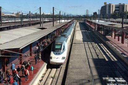 Pasajeros esperando para embarcar en un AVE en la estación de Chamartín.