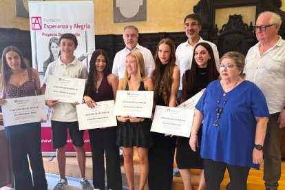 Foto de los jóvenes galardonados con la beca Noelia.