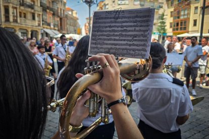 La banda de música durante una actuación.