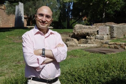 Jesús Vidal, ayer por la mañana, en el jardín del Cid.