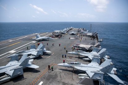 Marinos en la cubierta de vuelo del portaaviones USS George Washington.
