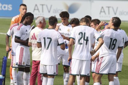 José Morinhno se dirige a sus jugadores.