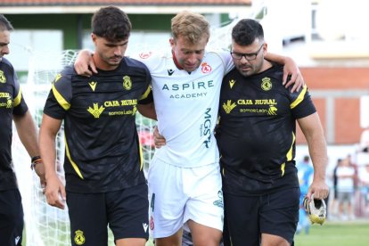 Rodri Suárez, capitán de la Cultural, se retira llorando a causa de la lesión de rodilla ante el Astorga en La Eragudina.