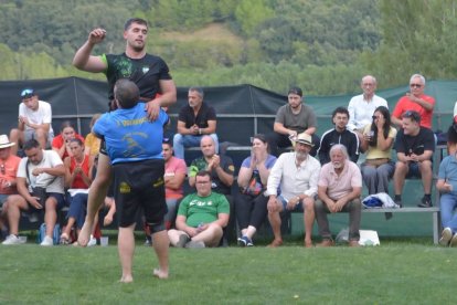 El subcampeón Jesús Quiñones levanta al campeón del corro Pedro Alvarado.