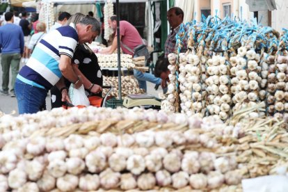 De los 225 puestos de productos, un total de 42 eran solo de ajos. Yolanda Ordás destacó las bodades del producto en su pregón muy concurrido.