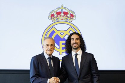 Florentino Pérez junto a Marc Cucurella.
