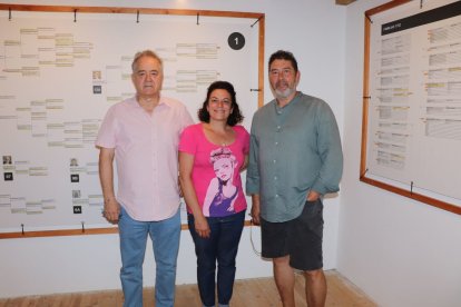 José Antonio Antón, Nuria de Ponga y Francisco Antón junto a los paneles de Valbuena.
