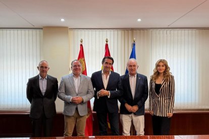 El consejero Suárez Quiñones y Mar Sancho con los representantes de Aetical.