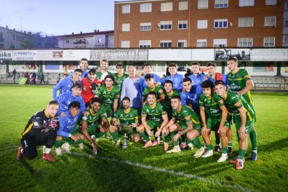 El alcalde José Luis Nieto entregó al Atlético Astorga el trofeo de campeón de Santa Marta.
