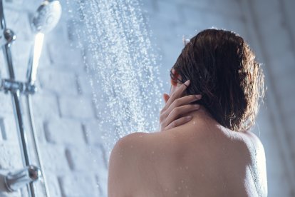 El agua muy caliente elimina la capa lipídica natural de la piel
