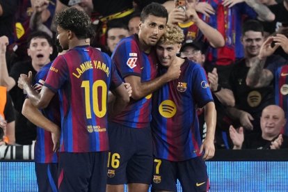 Rodri, que debutó con la camiseta del Barcelona, celebra la victoria con Fermín y Lamine Yamal.
